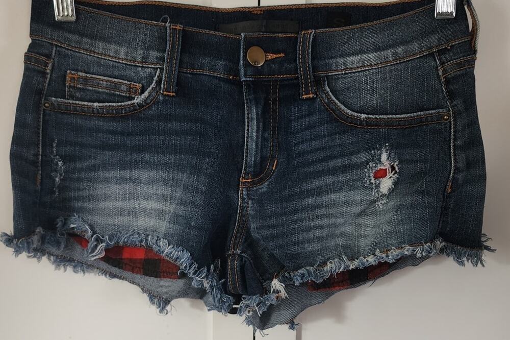SNEAK PEEK Black Label Dark Wash Distressed Frayed Hem Buffalo Pockets Small